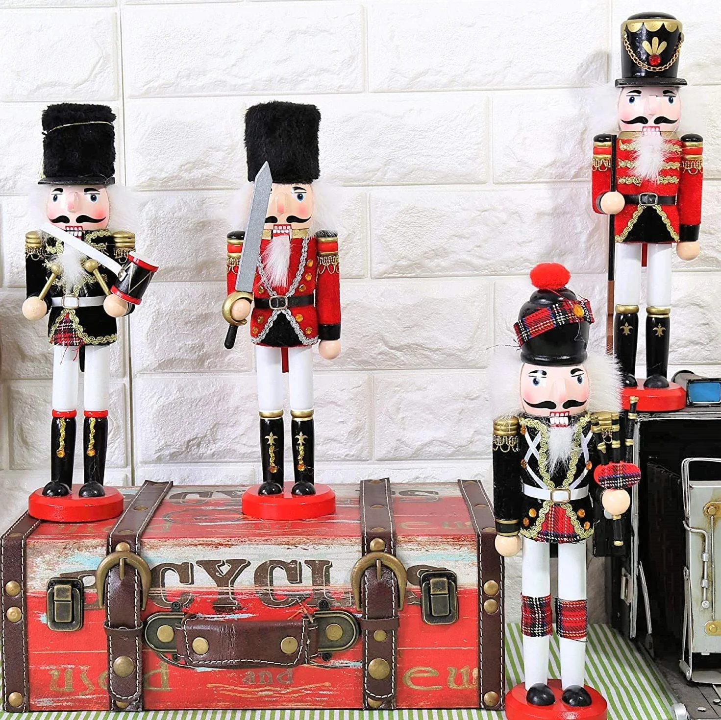 KAHEIGN 2 Pezzi Soldati Schiaccianoci di Legno, 2 Stile 30CM Figure Tradizionali dello Schiaccianoci di Natale Soldato Dipinto in Legno di Pino Premium per Casa Camino Decorazione (Tamburo & Spada)