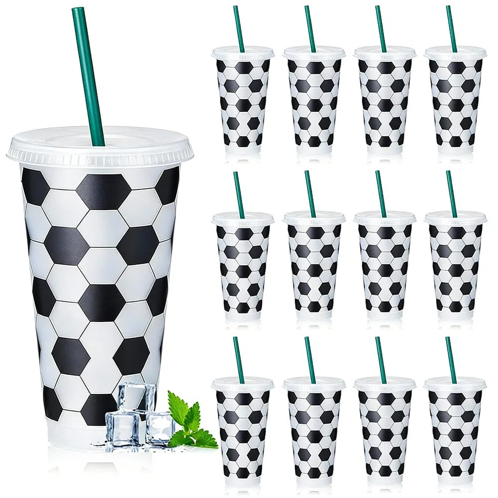 Set di 12 Bicchieri di Plastica a Tema Calcio 710ml con Coperchio e Cannuccia, Tumbler Riutilizzabile per Feste Compleanno, Decorazione per Party Sportivi, per Bambini e Adulti (Cannuccia Verde)