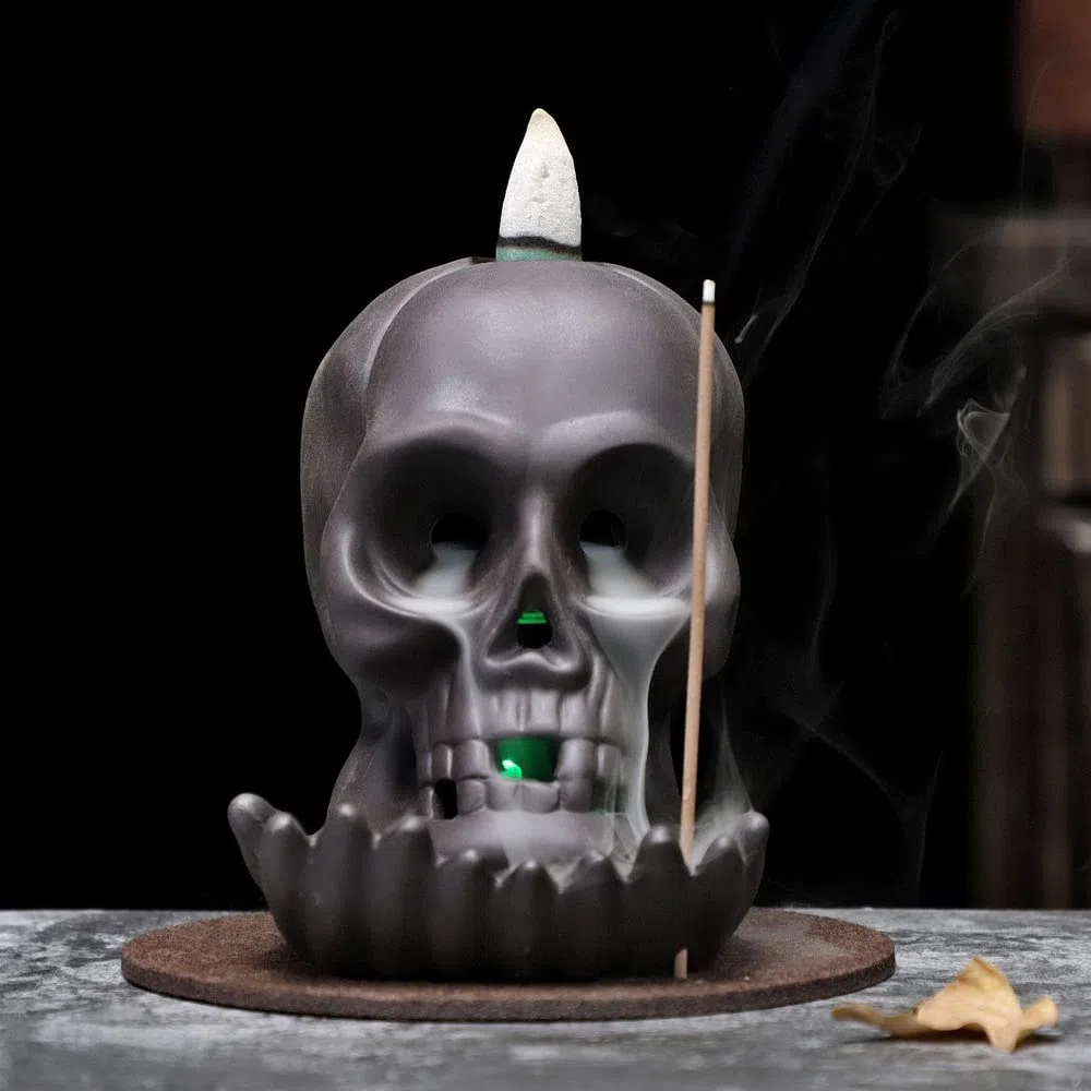 Bruciatore incenso a forma di teschio, cascata incenso, in ceramica, con 40 coni incenso+ 30 bastoncini incenso + 1 pinzetta + 1 tappetino per Halloween, bar, decorazione per feste in casa infestata