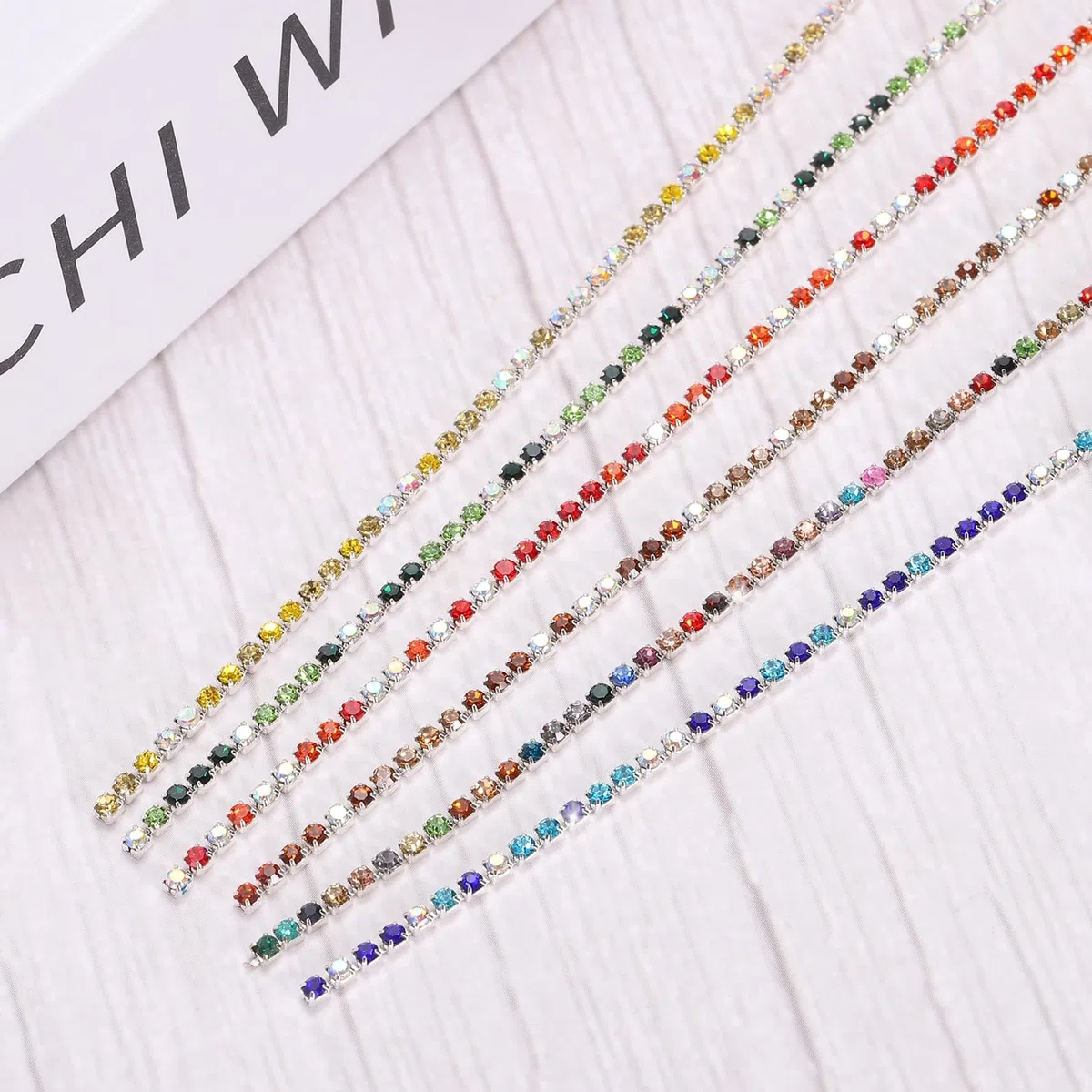 QUARKZMAN 11 Iarde 2mm Cristallo Strass Diamante Catena Chiusura Coppa Rifinito Catena per Cucire Artigianato Gioielli Fai da Te Decorazioni Matrimoni Arcobaleno