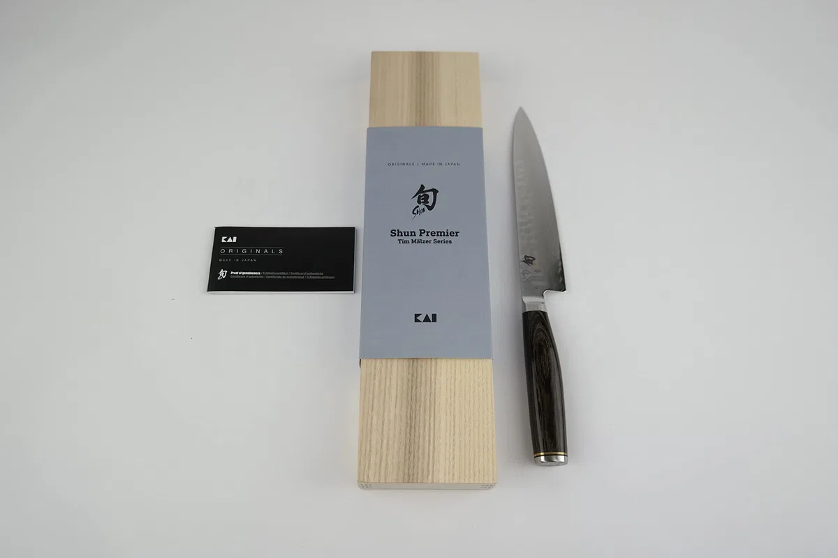 Kai Shun Classic Premier Tim Mälzer | TDM-1701 Coltello multiuso ultra affilato | Lama di Damasco 15 cm + tavola in legno massello 30x18 cm