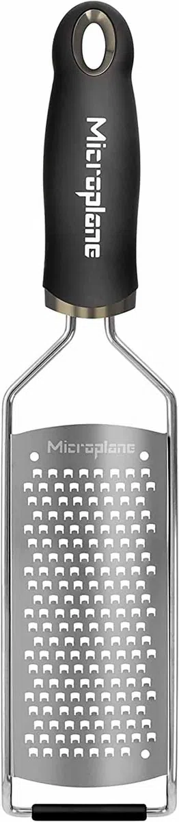 Microplane Grattugia da Cucina Lama Spessa Acciaio Inossidabile Nera Serie Gourmet Ideale per Formaggio, Carota, Zenzero, Noce di Cocco e Rafano
