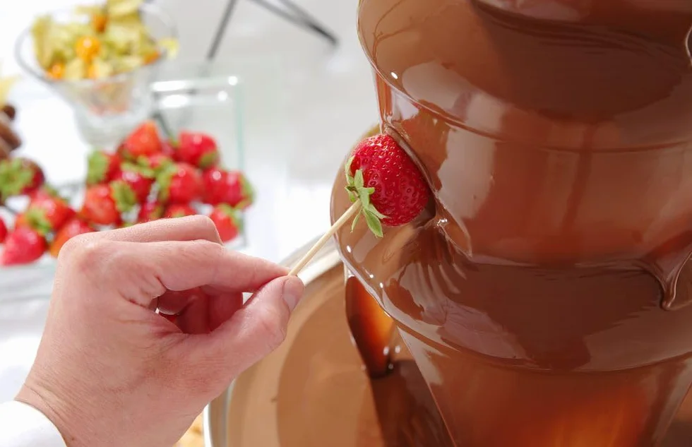 HENDI Fontana di cioccolato a 3 livelli, capacità: fino a 1,5 kg, 230 V / 46 W, Ø215x(H)375 mm, acciaio inossidabile