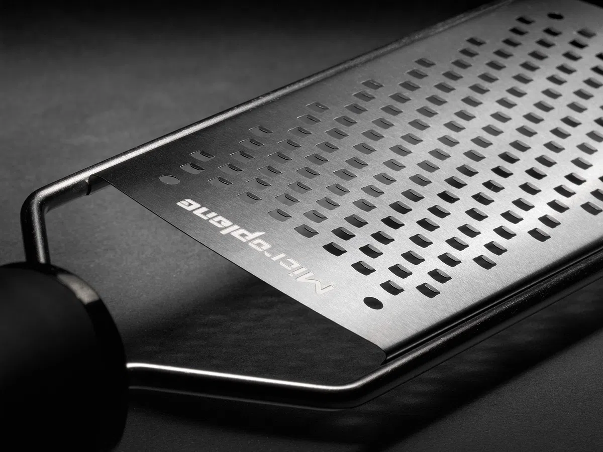 Microplane Grattugia da Cucina Lama Spessa Acciaio Inossidabile Nera Serie Gourmet Ideale per Formaggio, Carota, Zenzero, Noce di Cocco e Rafano