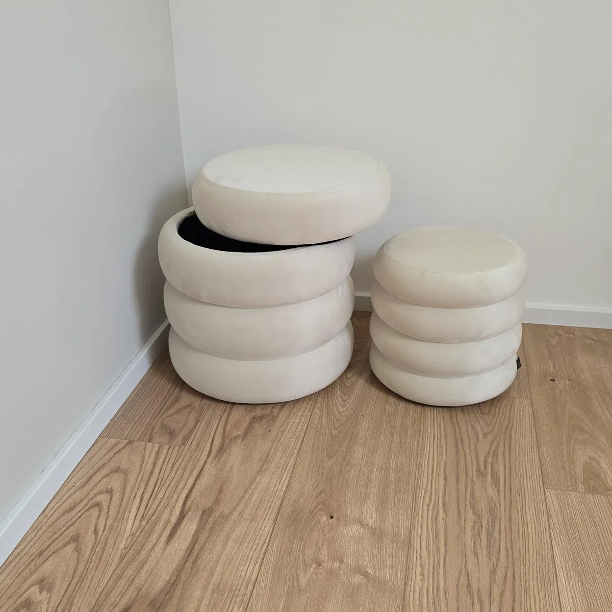 Norbe | Set di 2 Pouf | Contenitore in Velluto | Sgabello Marshmallow | Poggiapiedi imbottito Scrivania | Toeletta | Poltroncina Bimbi Da Camera e Salotto Comodino poltrona (Bianco Panna, Set 2 Pouf)
