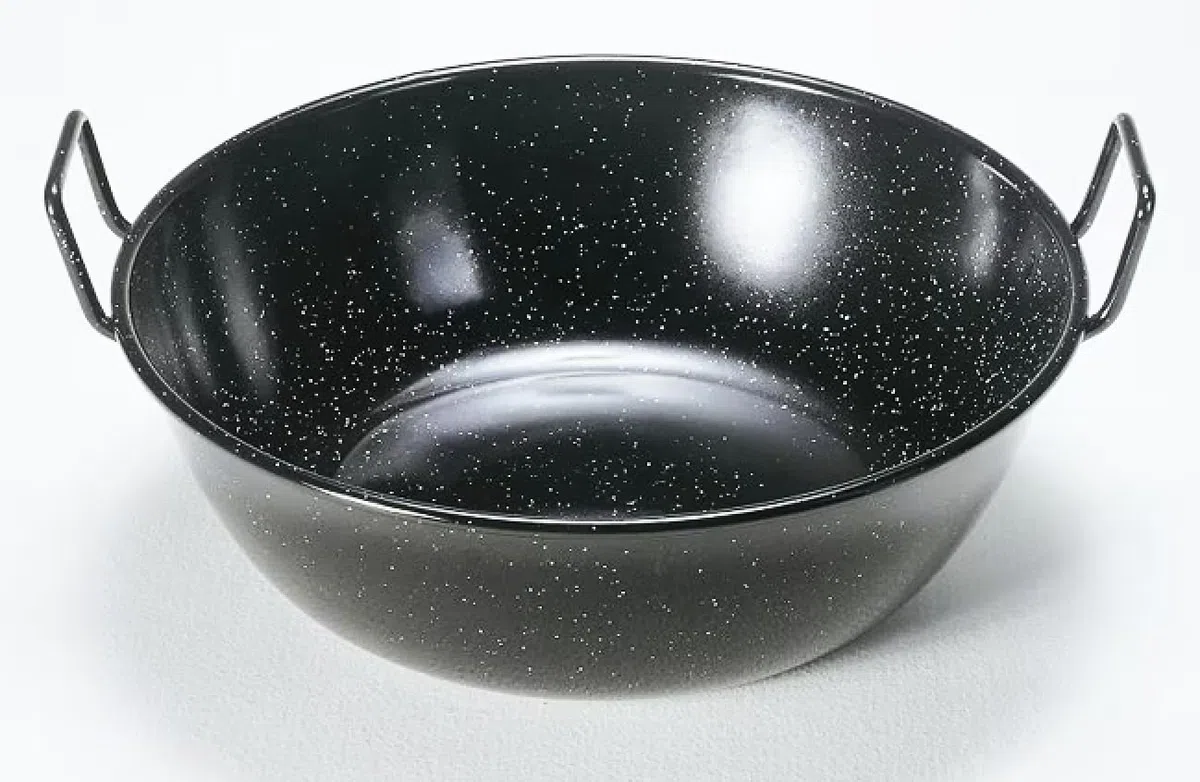 Tegame Fondo in Ferro Smaltato con Manici, Nero per uso professionale, Ideale per Fritture e Preparazioni Etniche (40 cm)