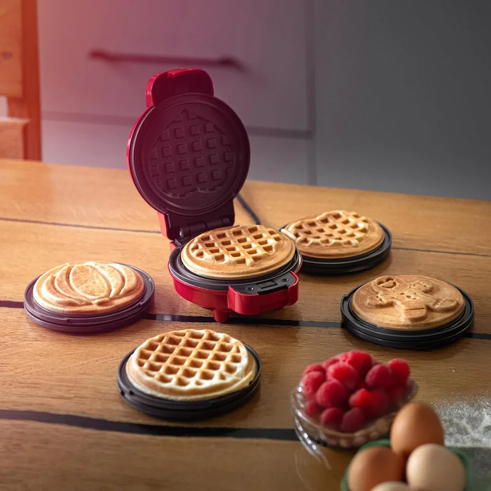 LEHMANN Mini Piastra per Waffle con Piastre Intercambiabili, Forme Zucca, Omino di pan di zenzero, Cuore e Classica, Rivestimento antiaderente – Ideale per le feste dei bambini, Rosso