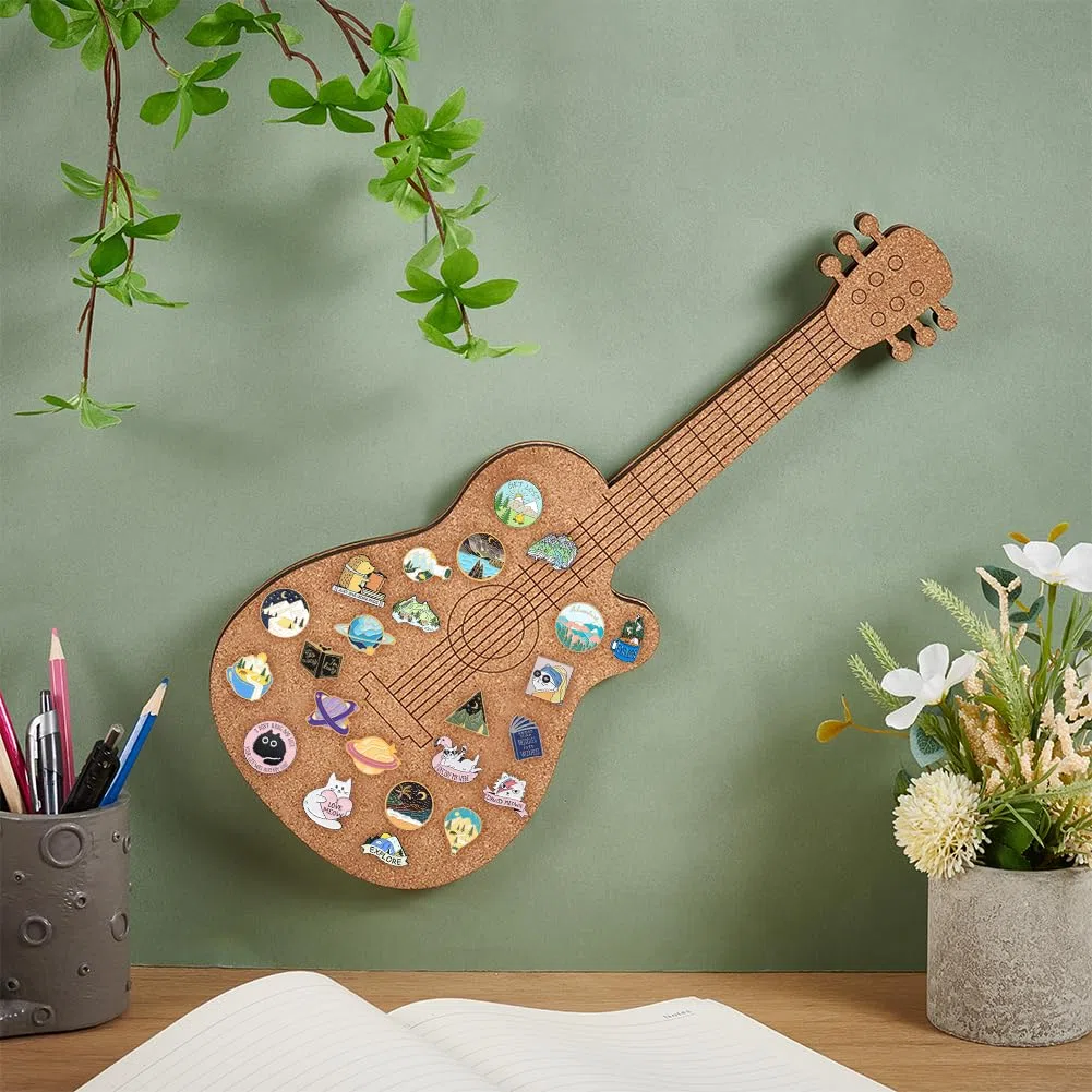 BENECREAT Pannello di Sughero con Spilla per Chitarra, Bacheca Espositiva Da 40x16.7cm, Bacheca In Sughero Montata A Parete per Esposizione di Spille e Spilli, Home Decor