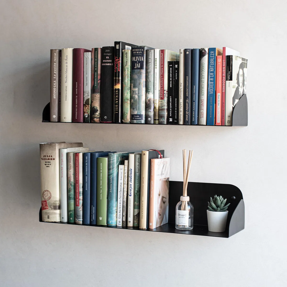 MILUKA Set di 2 Mensole da Muro Design 60 cm | Libreria da Parete Sospesa Metallo Nera | Modulare effecto invisibile, Porta Libri, Cd | Salvaespazio per Soggiorno, Cucina e Bagno