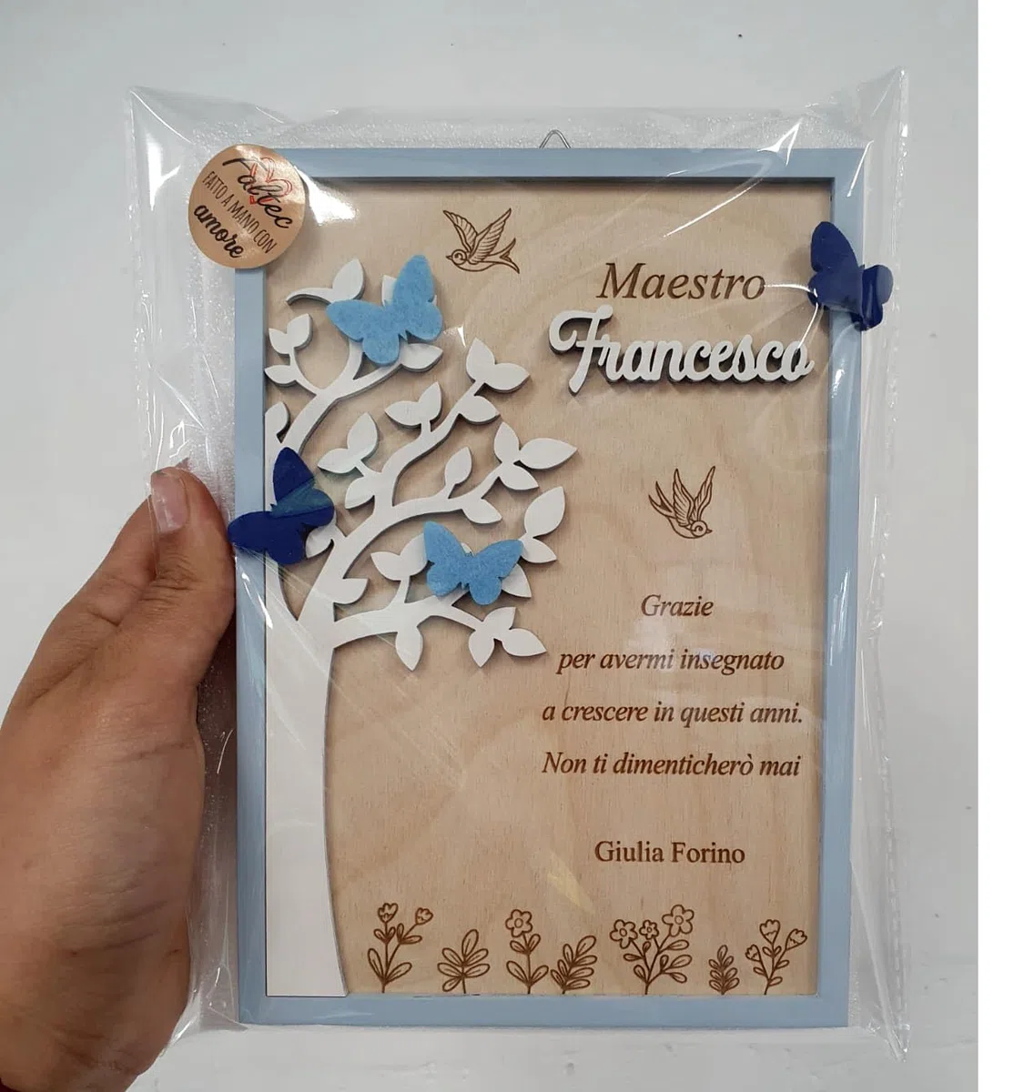 Quadro di Ringraziamento per Maestra Maestro Personalizzato, Decorazione in Legno con Farfalle ed albero della vita, idea regalo di fine anno, chiusura scuola - dedica personalizzata