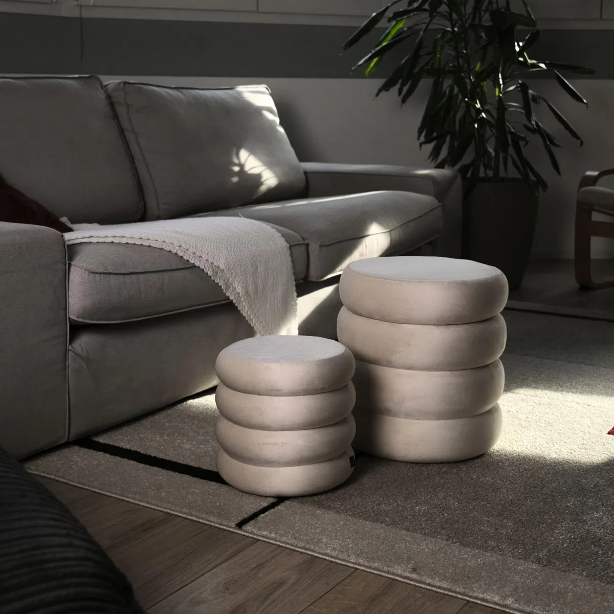 Norbe | Set di 2 Pouf | Contenitore in Velluto | Sgabello Marshmallow | Poggiapiedi imbottito Scrivania | Toeletta | Poltroncina Bimbi Da Camera e Salotto Comodino poltrona (Bianco Panna, Set 2 Pouf)