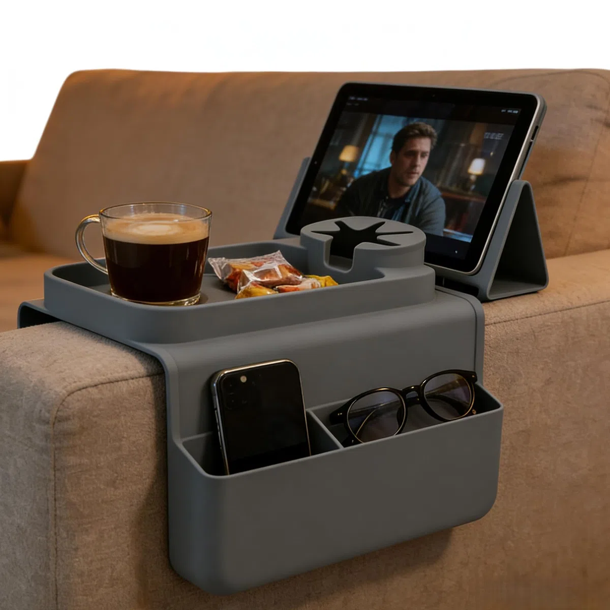 Portabicchieri da divano, vassoio bracciolo da divano con portabevande, due tasche laterali e supporto per telefono, portabicchieri antiscivolo da divano, portabicchieri in silicone da divano per