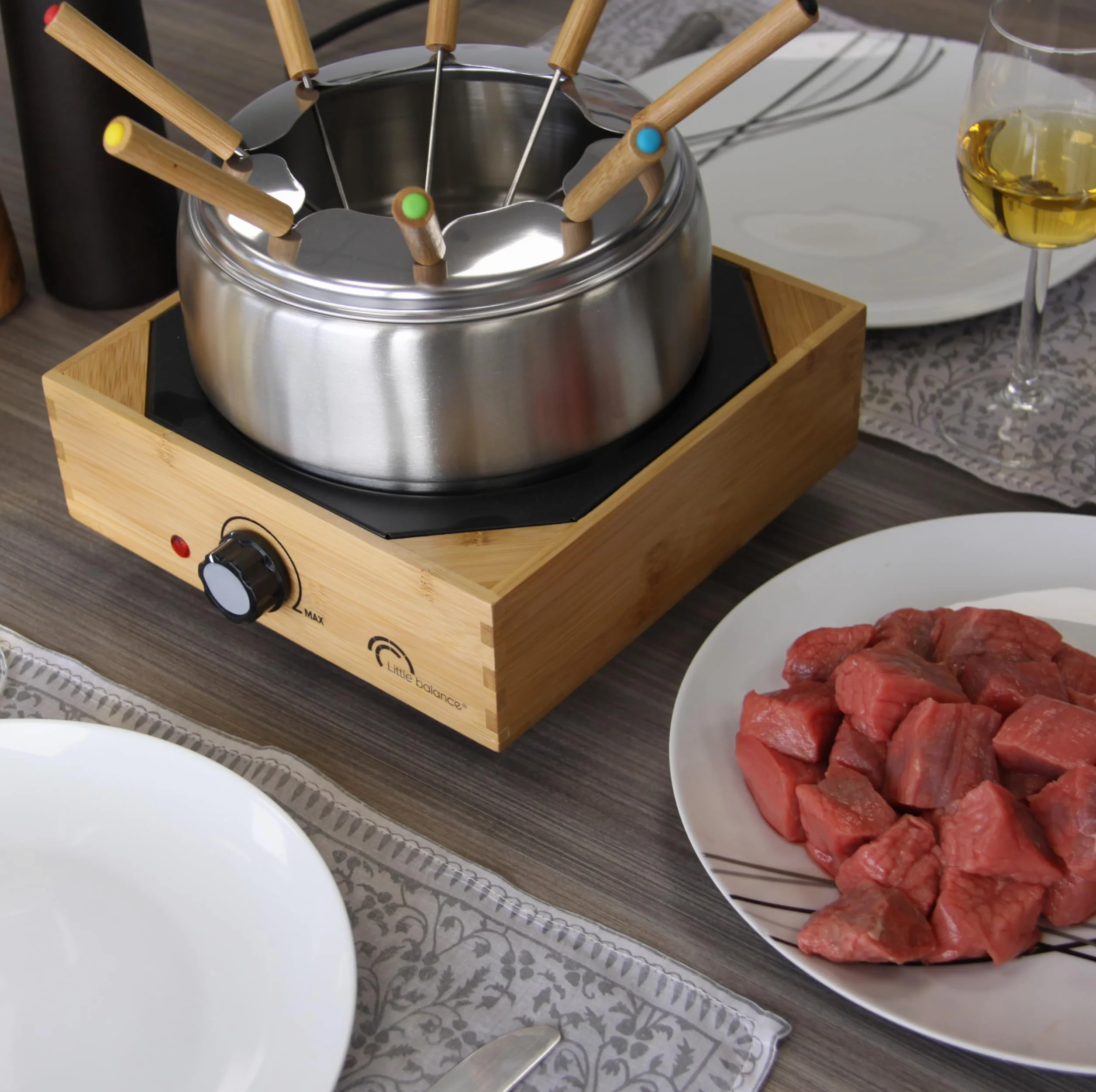 LITTLE BALANCE 8320 Wood Fondue 8 Inox – Apparecchio per fonduta 8 persone – Caquelon Inox antiaderente grande capacità 2 litri – Potenza 800 W – Finitura in vero bambù