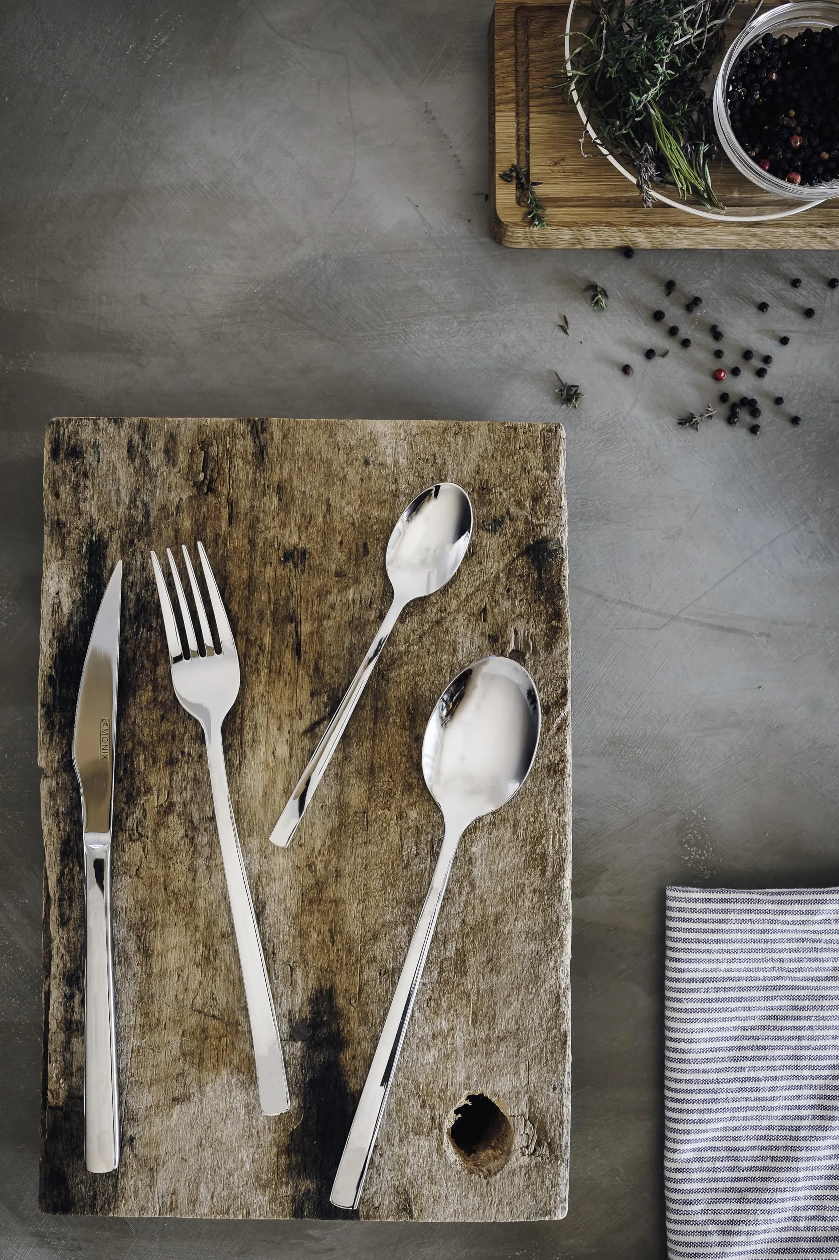 MONIX Génova | Set di posate di 24 pezzi con coltello da bistecca, acciaio inossidabile 18/10, design all'avanguardia e moderno, finitura lucido brillante, spessore 2.5 mm (6 persone)