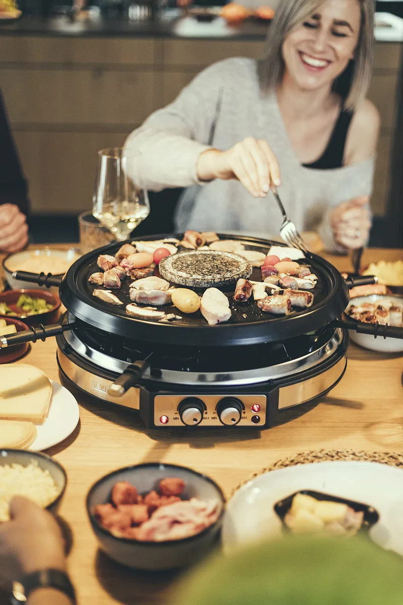 SEVERIN Grill/Raclette/Fonduta 8 Padellini, 2 Elementi Riscaldanti Regolabili Separatamente, Combinazione 2-In-1 Con 8 Padellini, Raschietti E Forchette Per Fonduta, Potenza 1.900W, RG 2348