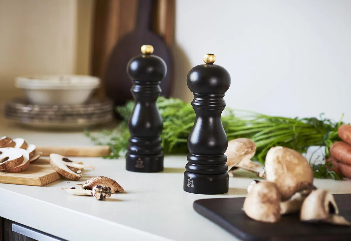 PEUGEOT - Paris u'Select 18 cm Pepper and Salt Mill Set - 6 predefined Grind Settings - Powdered Salt Innovation, Zirlion Mechanism - PEFC Certified Wood - Made in France - Chocolate Finish