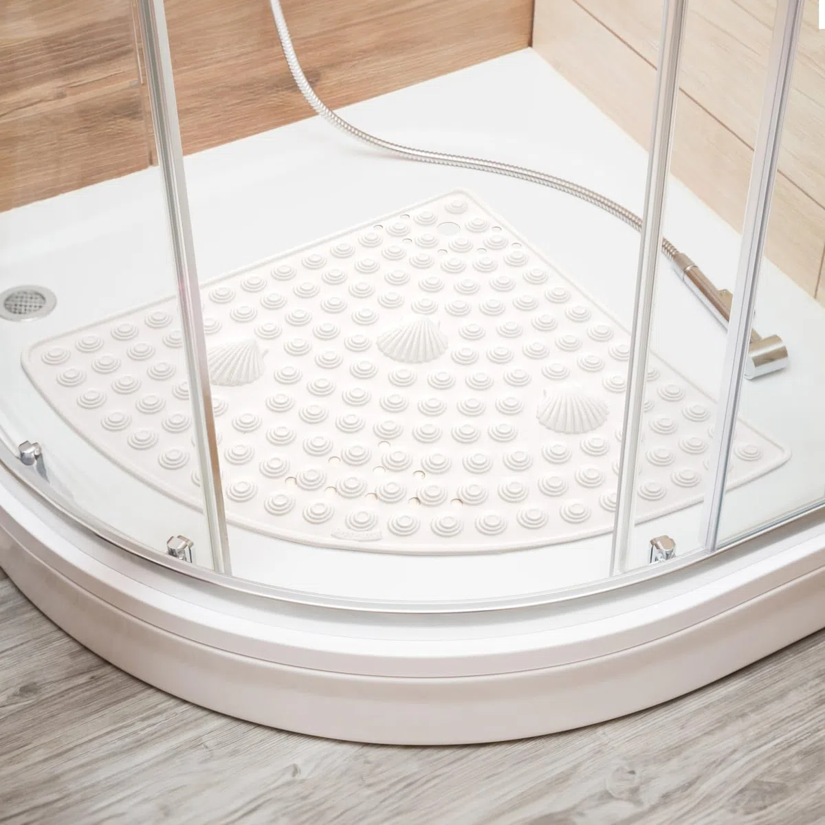 Tatkraft Shell - Tappeto Doccia Angolare, 58x58 cm, Fatto in Italia, Antimuffa, Tappetino Doccia Antiscivolo in PVC, Spesso Perfetto per Anziani e Bambini, Lavabile in Lavatrice, Bianco