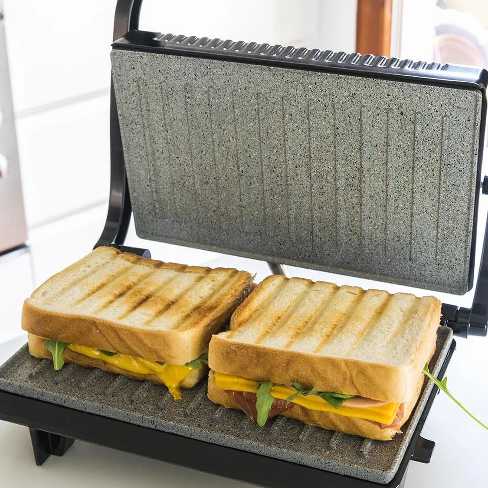 Cecotec Griglia elettrica con Grill Rock'n Grill. 700 W, superficie 23 x 14,5 cm, RockStone antiaderente, senza PTFE, PFOA, piastra galleggiante, maniglia fredda al tatto, indicatore luminoso