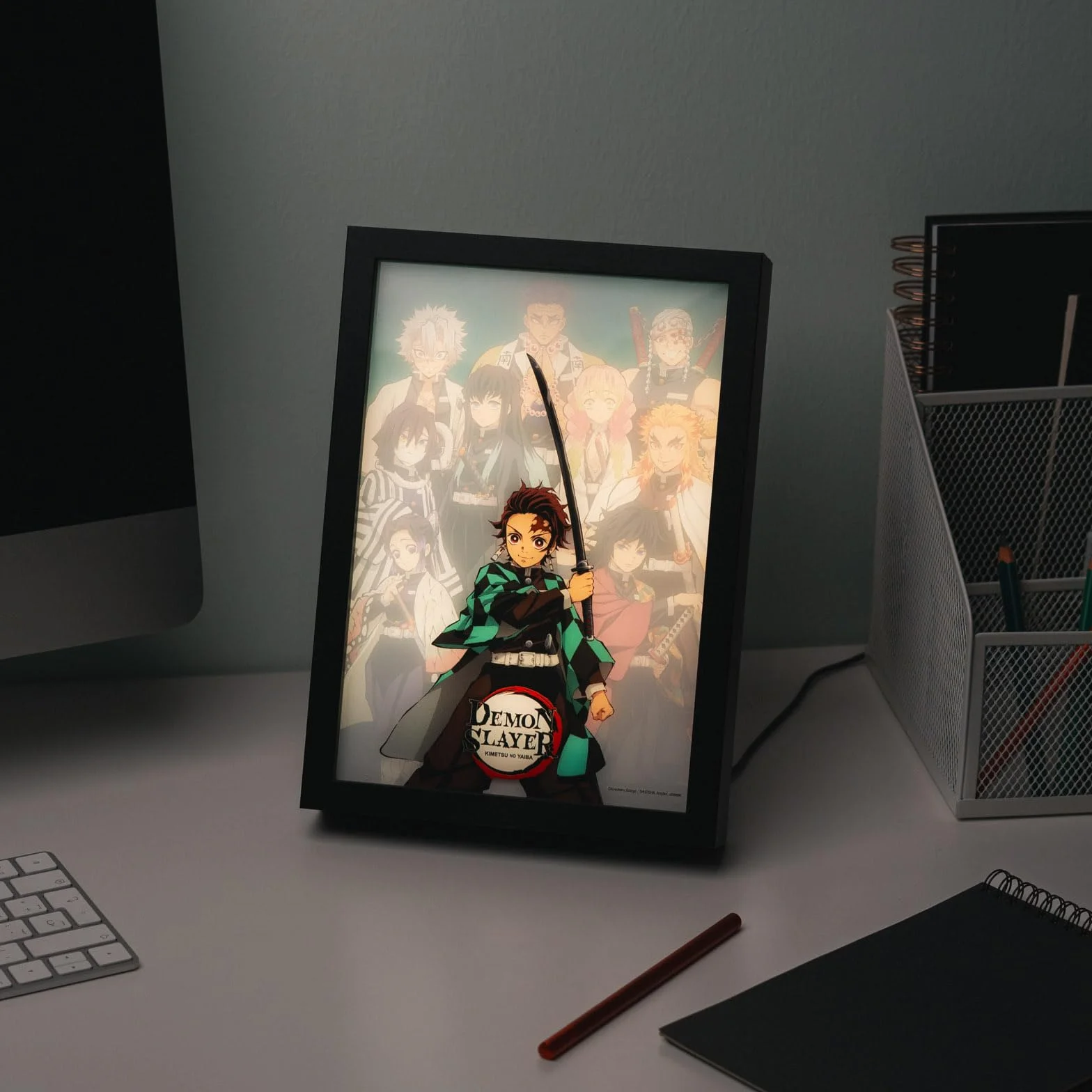 Grupo Erik Quadro Luminoso LED Demon Slayer Manga - Lampada da Tavolo Decorativa con Cornice per Gaming Room, Effetto Doppia Immagine e 15 Modalità di Luce | Cavo USB Incluso (20 x 28 x 5 cm)