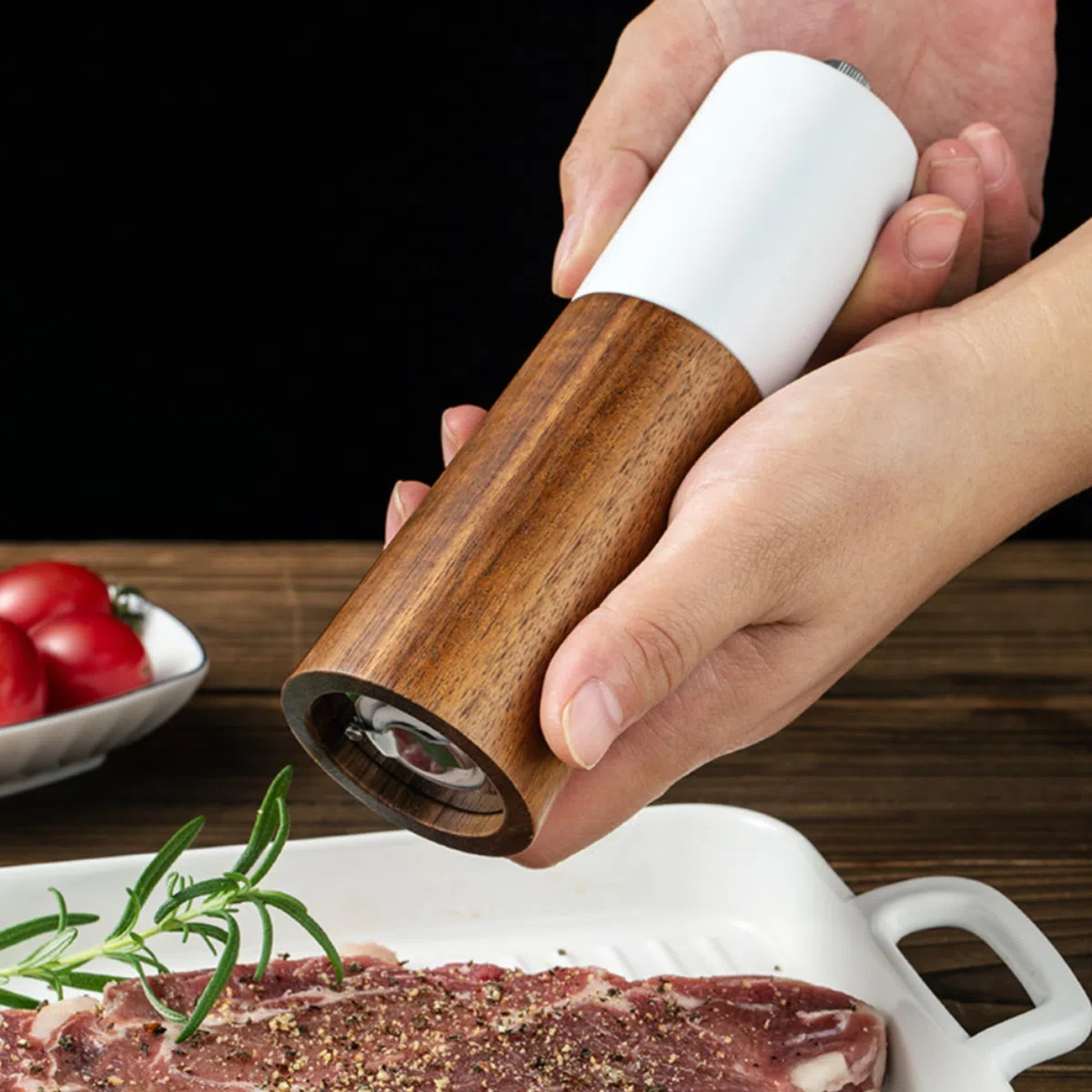 Macinaspepe in legno con sottovaso e cucchiaio, set di macinaspezie in legno massiccio e nucleo in acciaio ceramica, set di utensili da cucina, regalo di inaugurazione della casa (2 pezzi
