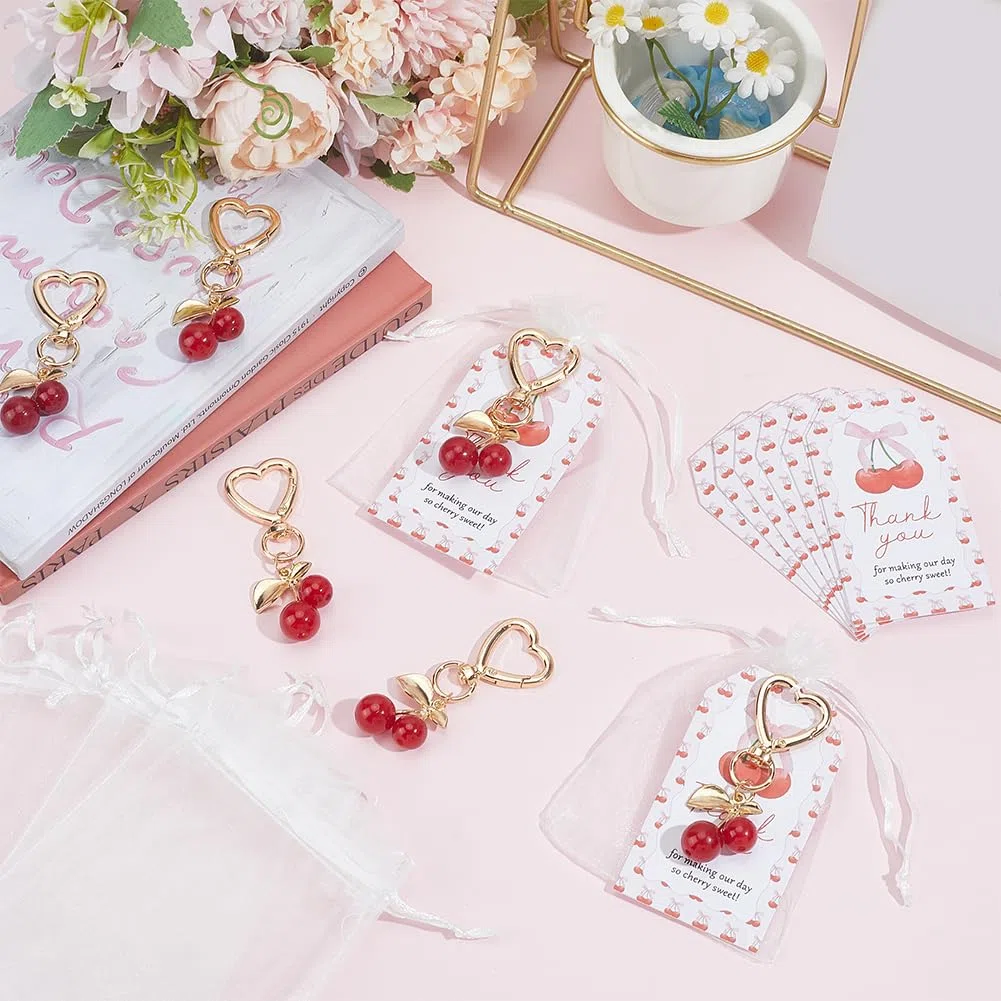 SUNNYCLUE 1 scatola 20 set di Portachiavi A Forma di Ciliegia Bomboniere Kit Portachiavi A Forma di Ciliegia 20 etichette per Biglietti di Ringraziamento 20 sacchetti Regalo Graziosi Ciondoli In Metle