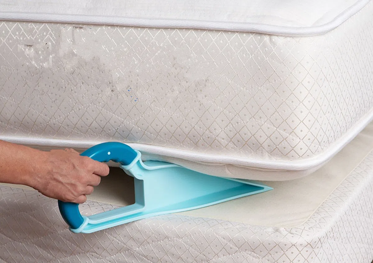 sollevatore per materasso, valido aiuto per rifare il letto e cambiare le lenzuola