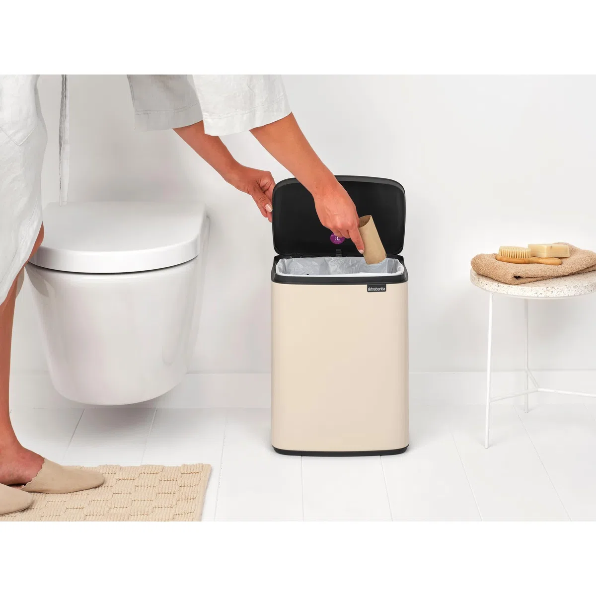 Brabantia Bo Pattumiera 12L | Cestino rettangolare compatto con coperchio Soft-Close e secchio interno rimovibile | Design montabile a parete o indipendente per bagno, cucina o ufficio | Soft Beige