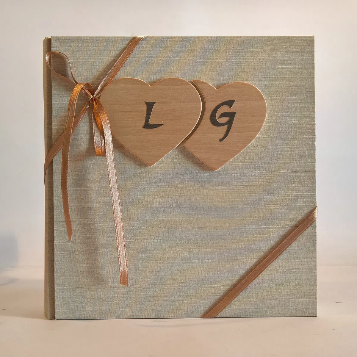 ALBUM FOTOGRAFICO NOZZE MATRIMONIO ANNIVERSARIO TELA DI LINO BEIGE CON CUORI IN LEGNO E INIZIALI PERSONALIZZABILI DESIGN LEGNOEGRAFITE (30X30 cm con 30 fogli (60 facciate))