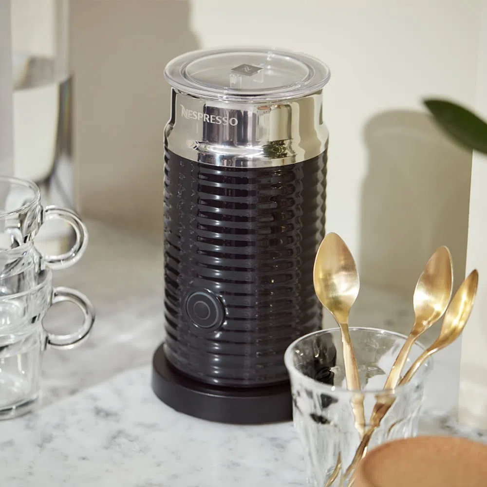 NESPRESSO Aeroccino 3, Montalatte elettrico per cappuccino, 3 funzioni: schiuma calda, fredda e latte caldo, colore Nero