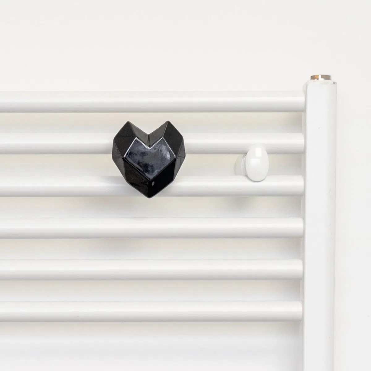 Letshelter Appendino in ceramica per scaldasalviette e termoarredo a forma di cuore nero realizzato artigianalmente in Italia - Si installa direttamente al radiatore