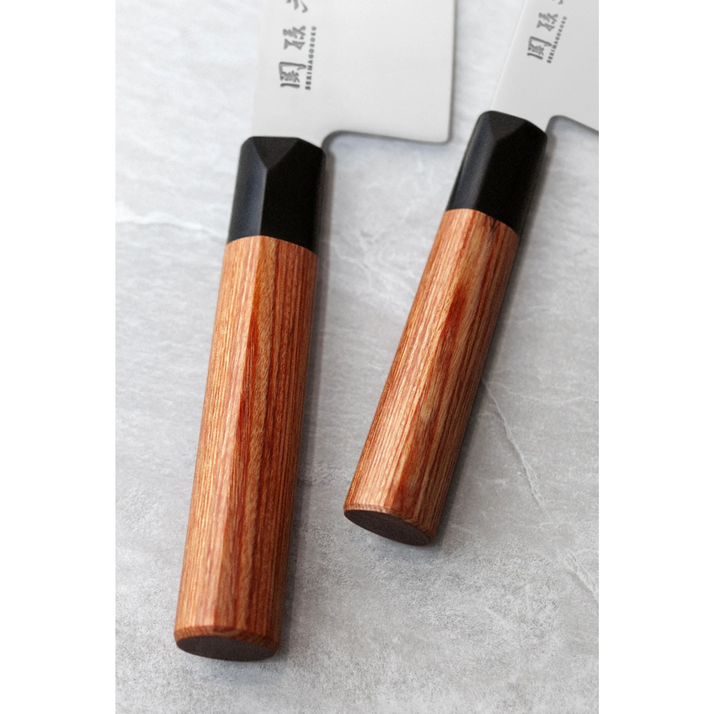 KAI Seki Magoroku Redwood Santoku Coltello 17,0 cm lunghezza lama - acciaio inossidabile 1K6 con 57 (±1) HRC - lama lucidata a specchio - legno Pakka Red Wood - fatto a mano in Giappone