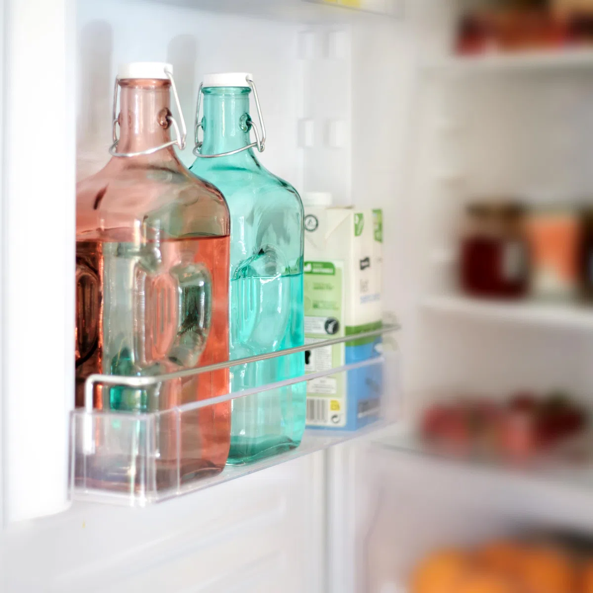 Bottiglia vetro 2 litri con tappo per acqua, succhi, latte, Bottiglie da tavola e adatto per frigorifero, Caraffa acqua vetro riciclato al 100% e senza additivi - Transparente