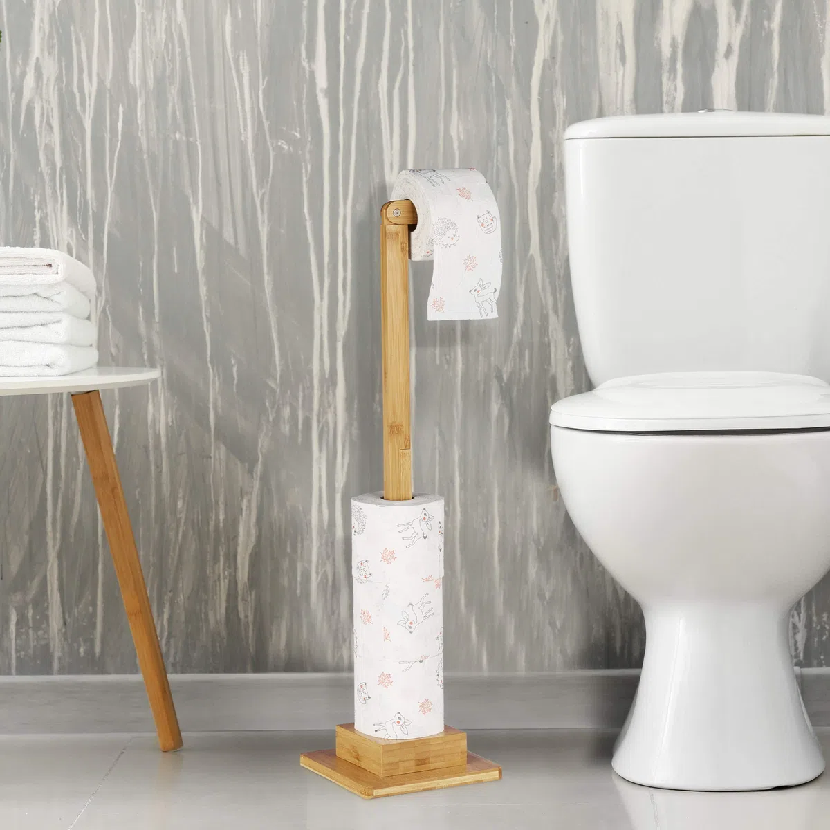 Relaxdays Piantana Portarotoli in Bambù, HxLxP: 71,5x23,5x19 cm, Supporto Autoportante per 5 Rotoli di Scorta, Naturale