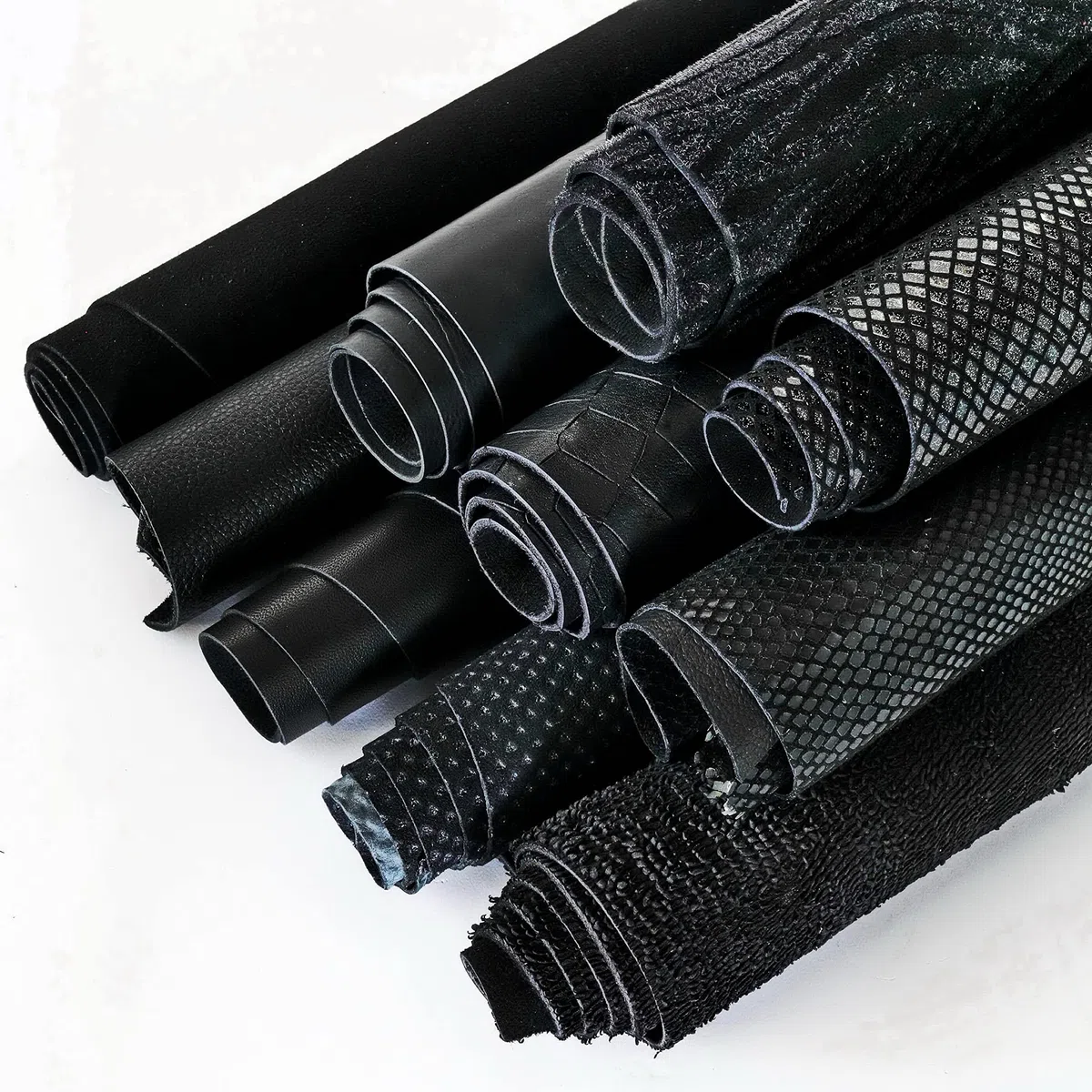 LA GARZARARA - Ritagli di Pelle Nero - Minimo 25x20 cm Massimo 40x40 cm - 1 kg - Selezione Casuale per Artigianato Cucito e Creazioni Handmade - Fantasie e Rifinitue Varie - LAG33