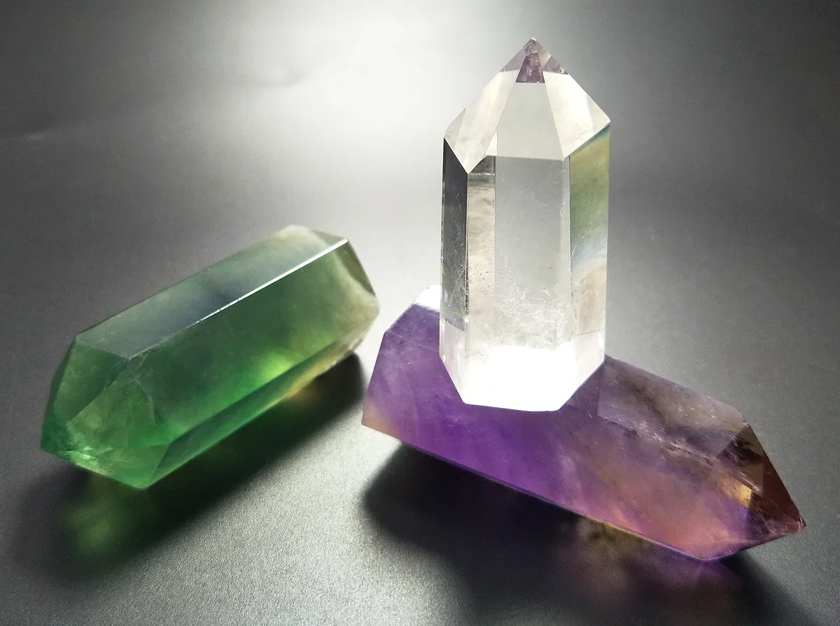 Set di 3 bacchette di cristallo curativo composto da 3 pietre: quarzo trasparente, fluorite e ametista, prisma sfaccettato appuntito, bacchette per reiki, chakra, meditazione e terapia, decorative