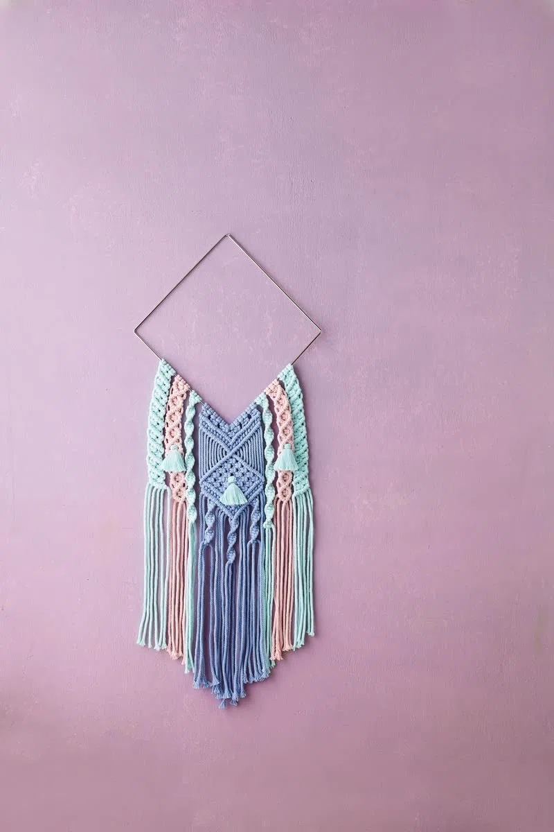Makramee Knüpf-Set: Wandbehang: Anleitung und Material für einen Makramee-Wandbehang in angesagten Cotton-Candy-Farbtönen