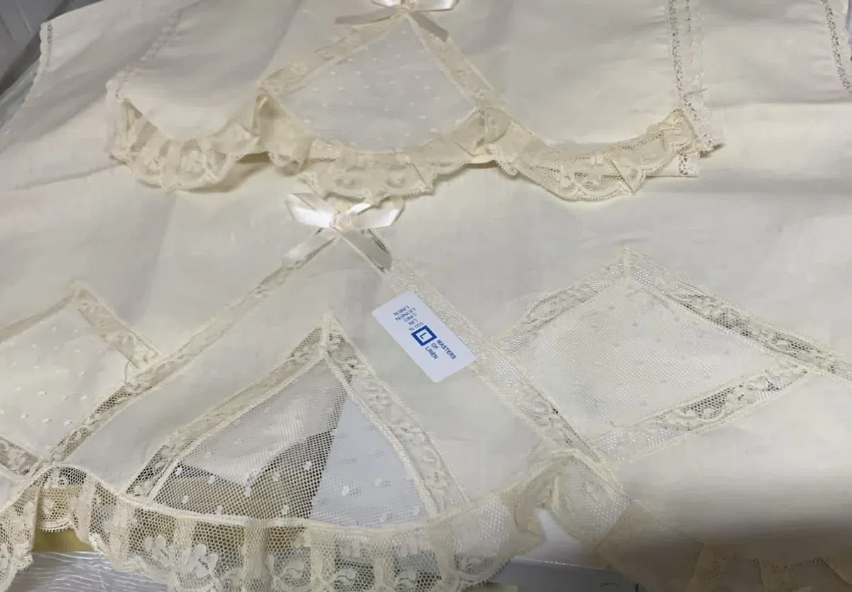Corredocasa Coppia Asciugamano 100% Lino Naturale Morbido - Pizzo Valenciennes Ricamo a Mano