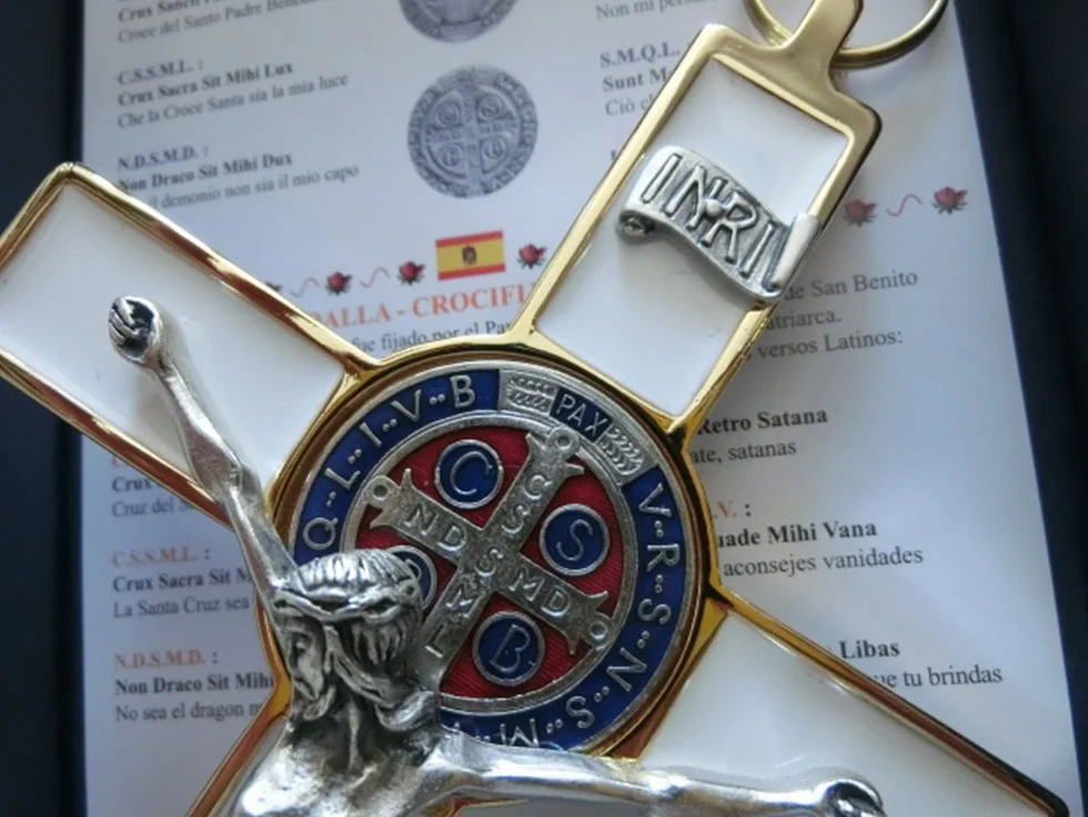 10.004.21 Bianco Croce Oro Bianco San Benedetto 20 CM Smaltato con Scatola Regalo Santo Benedetto Esorcismo Sacerdote Esorcismo Sacerdote Sorella Chiesa