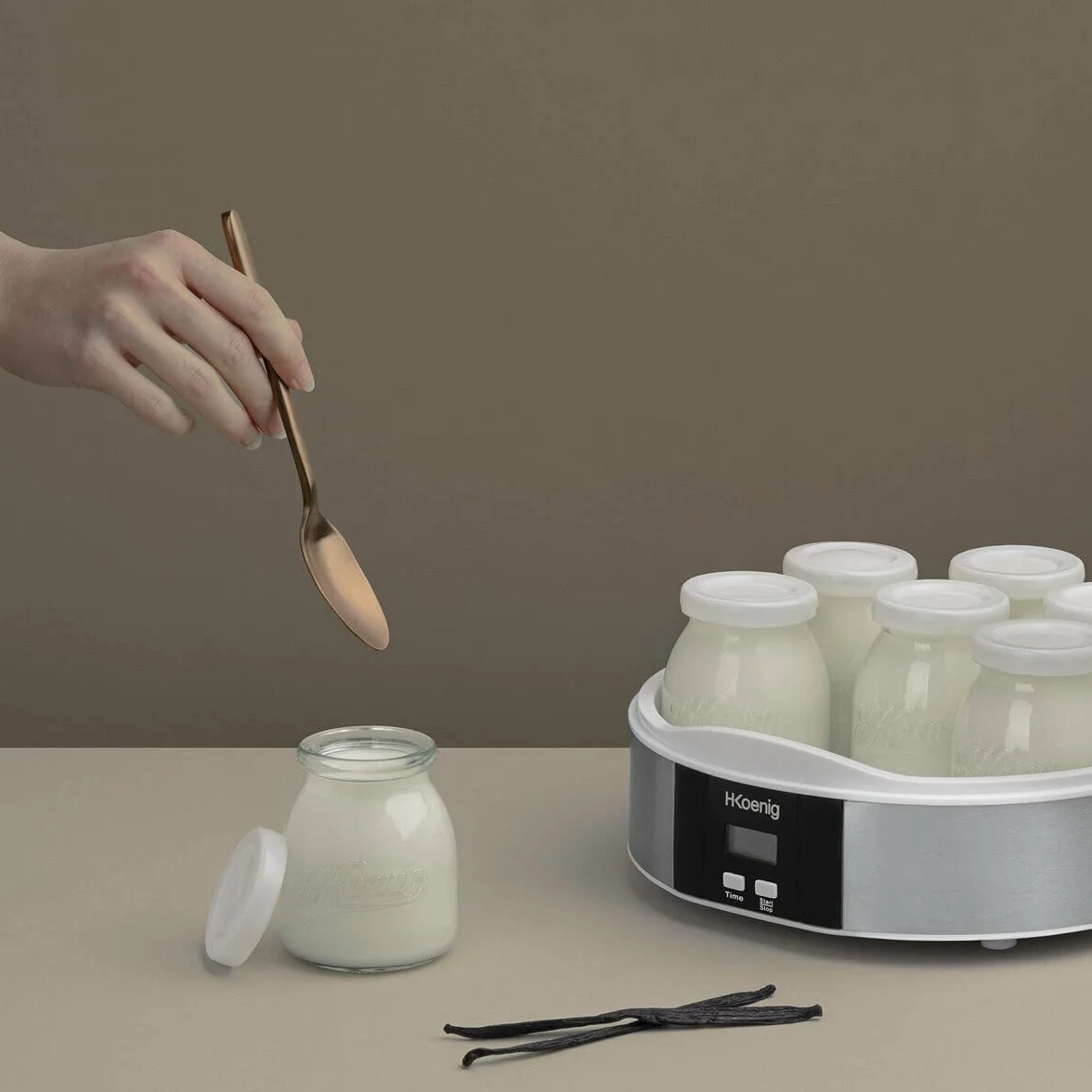 H.Koenig Yogurtiera 7 vasetti ELY70, Capacità 7 x 160 ml, Programmabile fino a 15 ore, Display LCD, Corpo in acciaio inox, Lavabile in lavastoviglie, Arresto automatico, Potenza 15 W