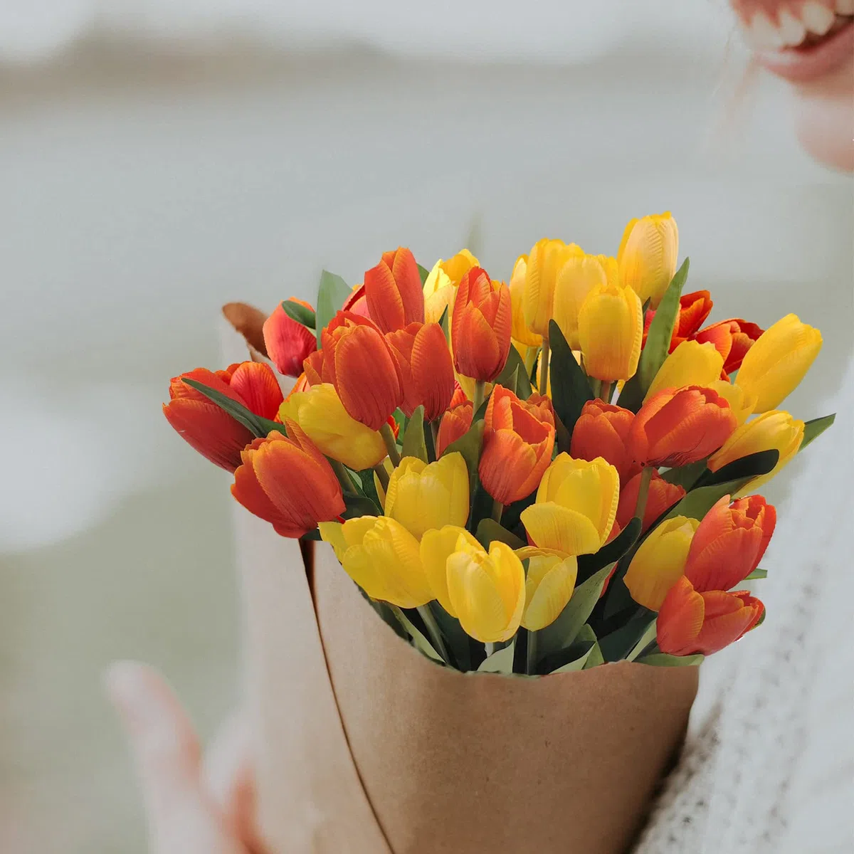 SNAIL GARDEN Set di 36 Tulipani Artificiali,Tulipani in Seta,Fiore Finto Tulipano con 1 Biglietto di Auguri per Matrimonio,Casa,Festa,Festival,Composizioni Floreali,Bouquet da Sposa(Rosso/Giallo)