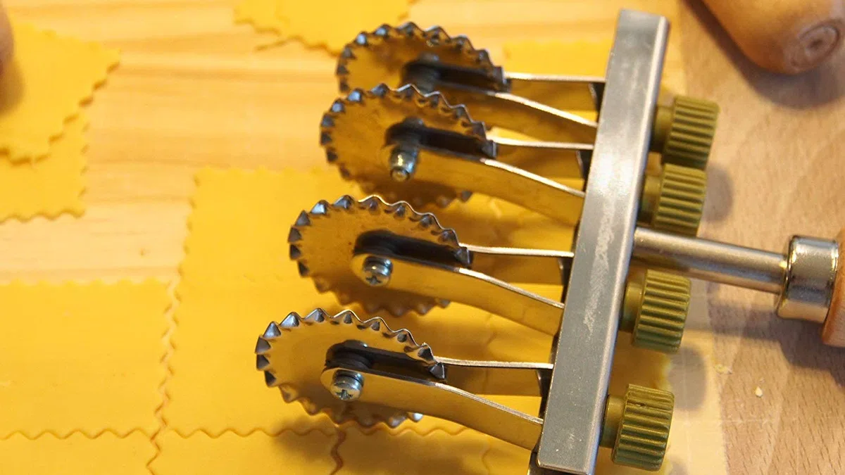 Rotella Taglia Pasta Sfoglia Fresca | 4 Lame Dentate Regolabili | Diametro 36mm in Acciaio Inox e Impugnatura in Legno | Tagliapasta.Com [Made in Italy]