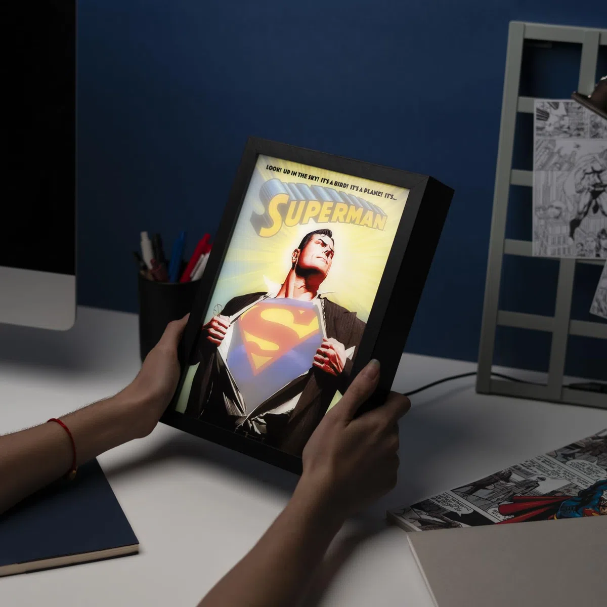 Grupo Erik: Quadro LED DC Comic Superman Lamina decorativa Illuminata per cameretta ragazza, stanza bambine/Decorazione Superman Ufficiale Gadget