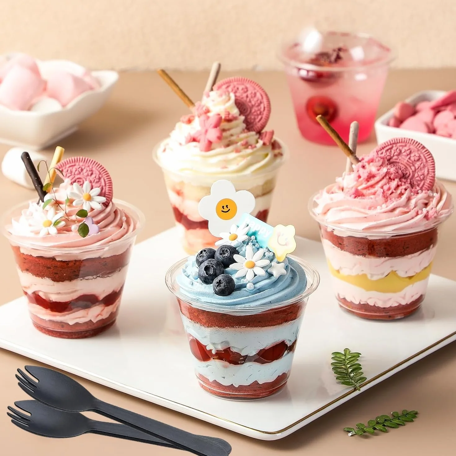 LATERN 50 Pezzi Bicchieri da Dessert in Plastica con Coperchi a Cupola, 270ml Rotonde Tazze da Dessert Coppa Trasparente per Antipasti Parfait Ciotola da Portata Riutilizzabile con Forchette
