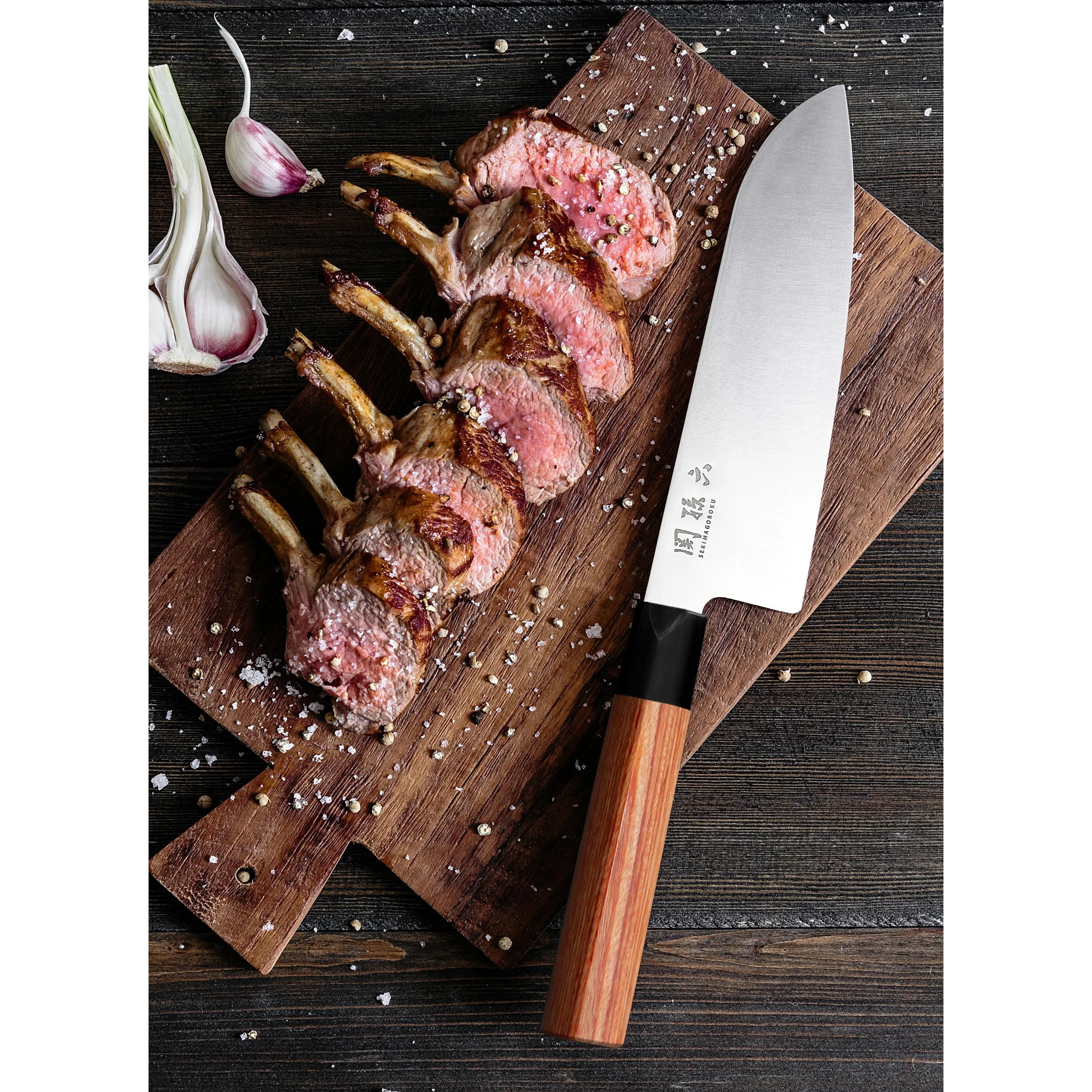 KAI Seki Magoroku Redwood Santoku Coltello 17,0 cm lunghezza lama - acciaio inossidabile 1K6 con 57 (±1) HRC - lama lucidata a specchio - legno Pakka Red Wood - fatto a mano in Giappone