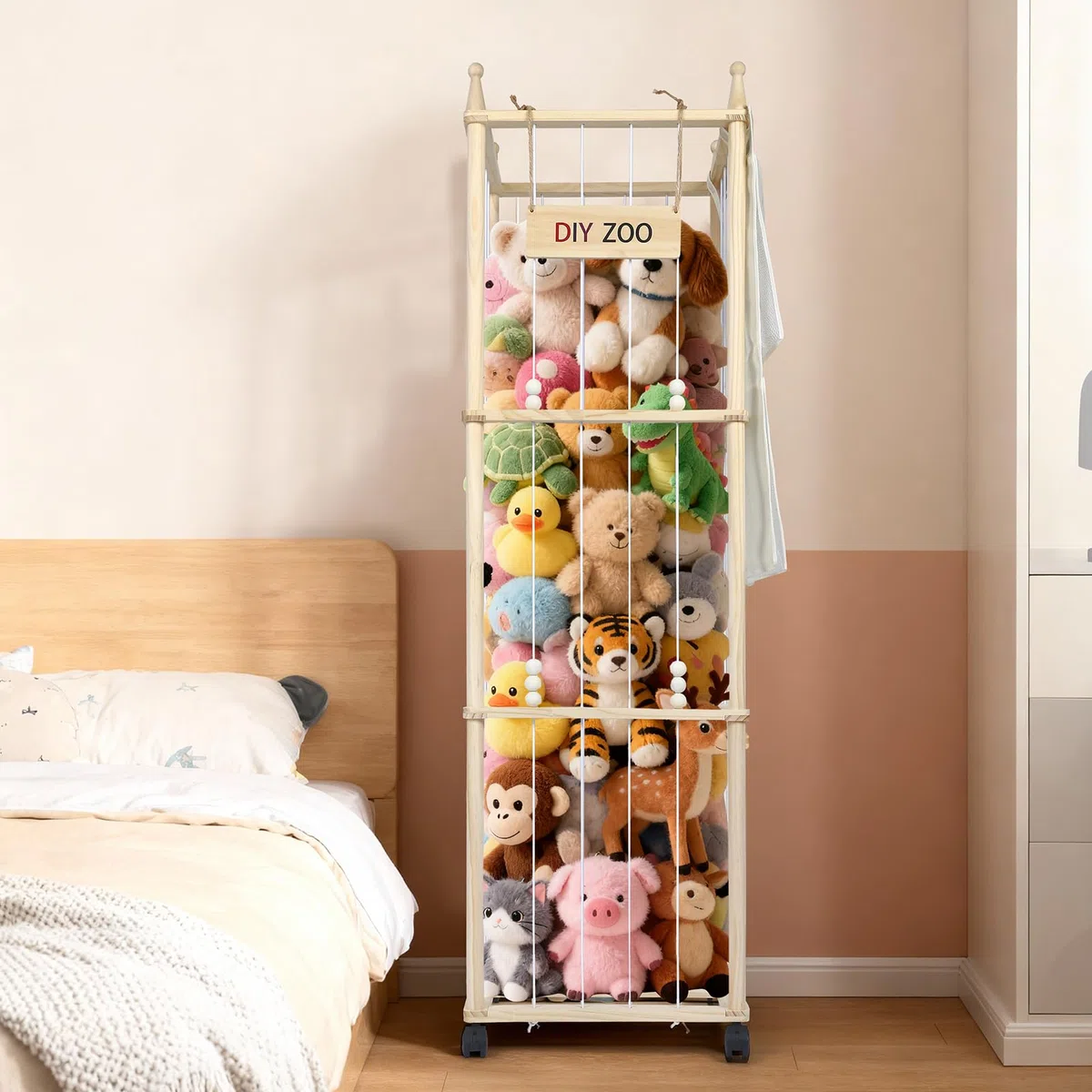 Mobiletto Portaoggetti per Animali di Peluche, 138x40x40CM in Legno Massello, Girevole a 360° e Bloccabile per Soggiorno, Camera da Letto e Cameretta dei Bambini (con Tasche Portaoggetti)