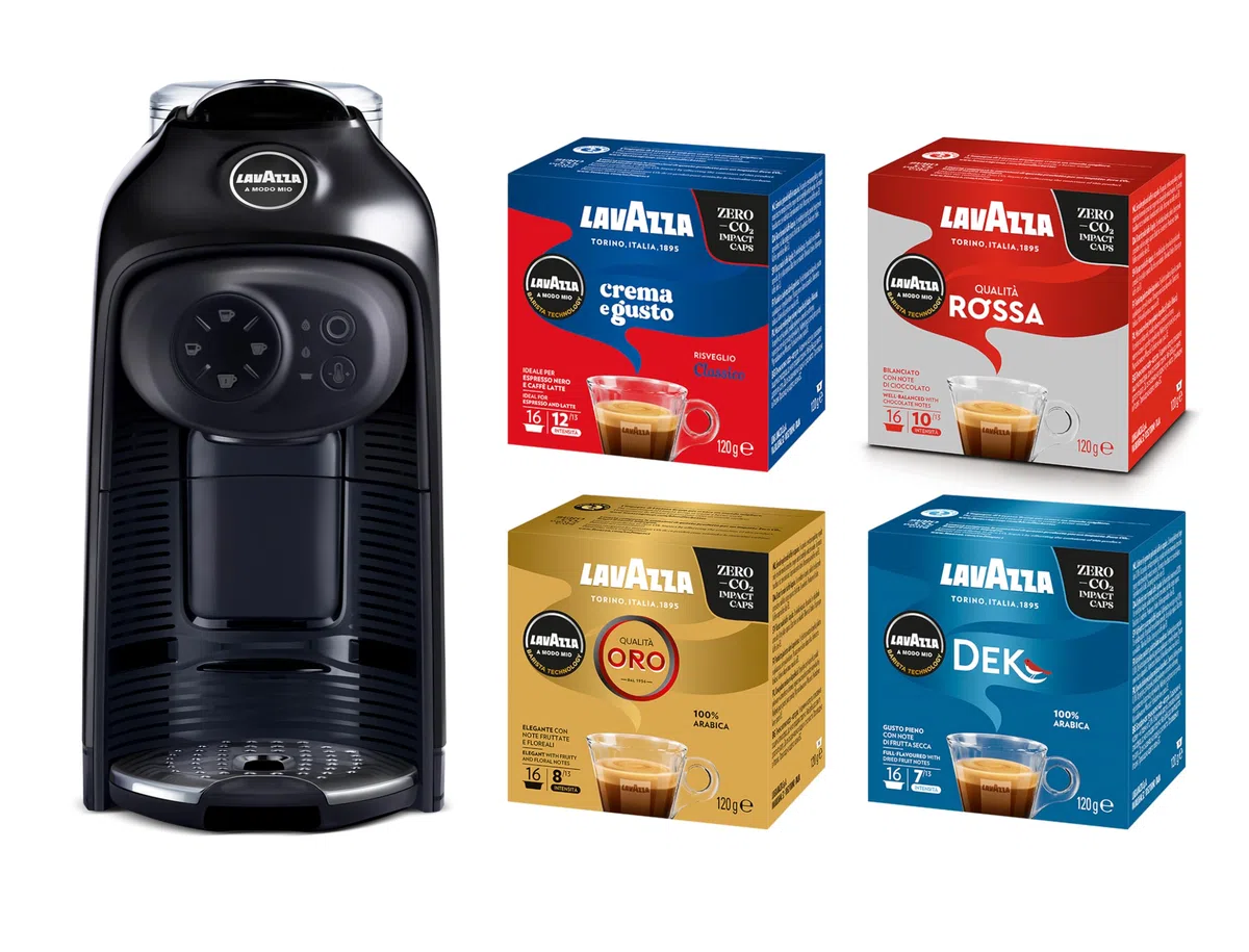 Lavazza, A Modo Mio Macchina per Caffè Idola Nera con 64 Capsule A Modo Mio Assortite, Macchina per Espresso Compatta e Silenziosa, 1500 W, 220-240 V, 50/60 Hz, Capacità Max 1.1 Litri d'Acqua