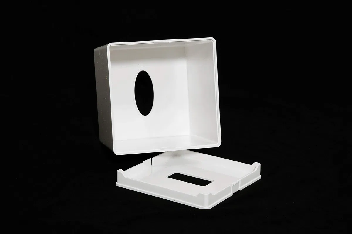 G.V.R. Scatola e Dispenser Porta fazzoletti, Made in Italy, Realizzato in ABS riciclabile e Disponibile in Vari Colori, 132mm x 132mm x 132mm, Ideale per Bagno, Salotto, Hotel e casa. (Cubo Cromato)