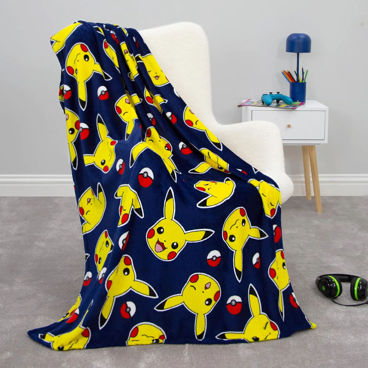 Character World Coperta in pile Pokemon, super morbida e calda, design Pikachu e Pokeball, perfetta per casa, camera da letto, pigiama party e campeggio, dimensioni 100 x 150 cm, blu