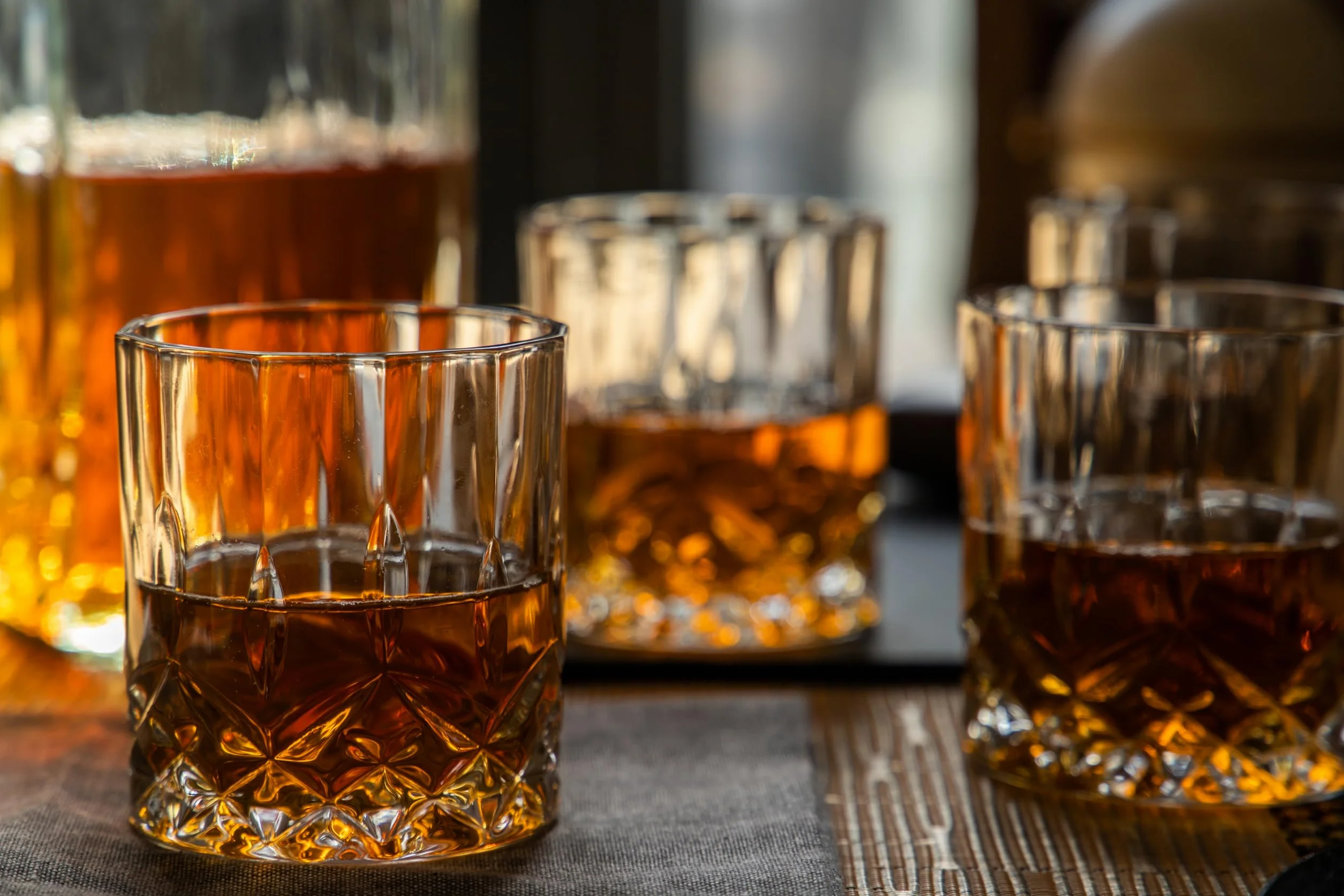 BarCraft Decanter per Whisky 900ml e set da Regalo, in Vetro Tagliato, 5 Pezzi, con Tappo in Silicone e 4x Bicchieri, 26 x 10 x 24cm