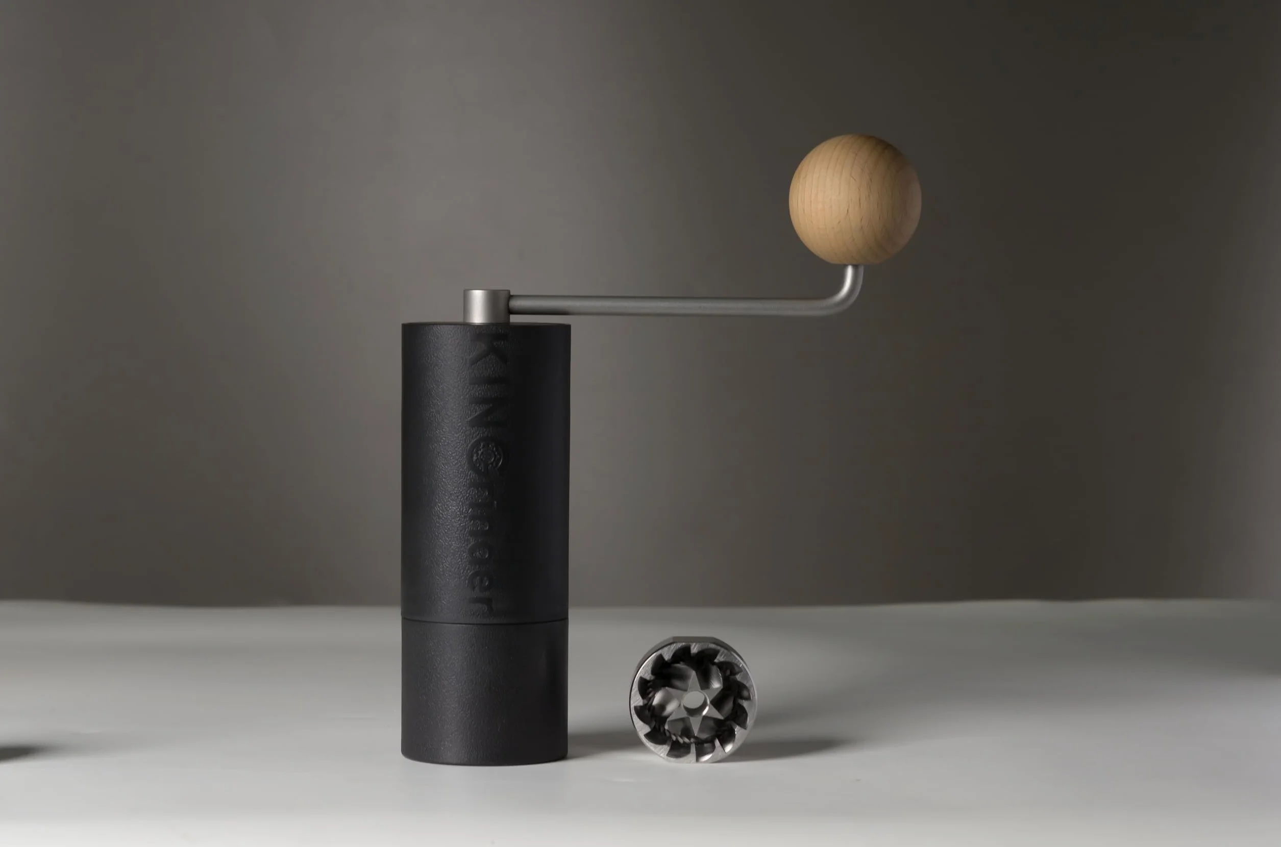 KINGrinder Macinacaffè manuale leggero P1 per moka, Aeropress, French Press, gocciolamento ed espresso, con consistenza di montaggio, in acciaio inox, capacità 25 g, 5BP1001-BK